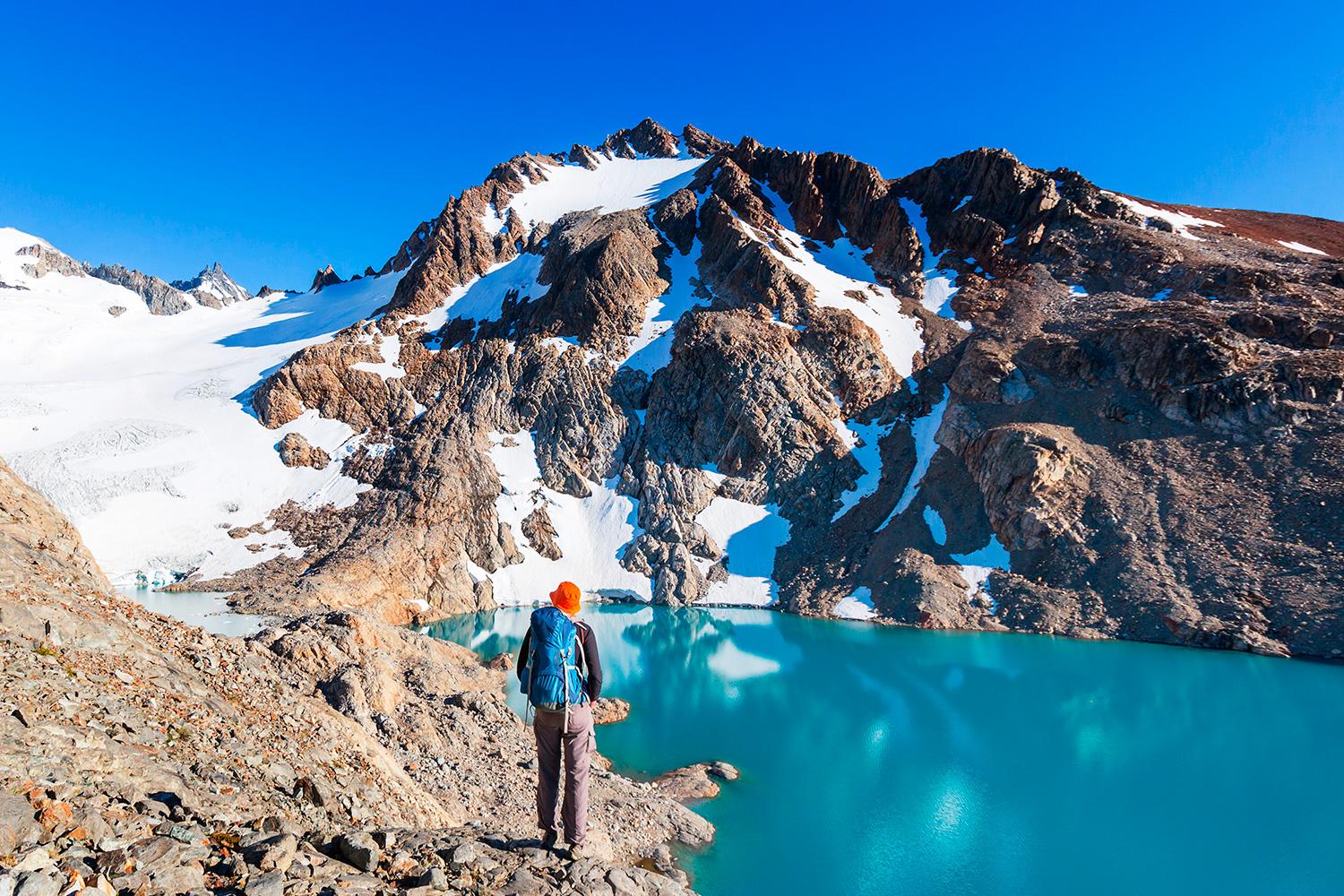 下午：翻過山脊 抵達恬靜冰湖