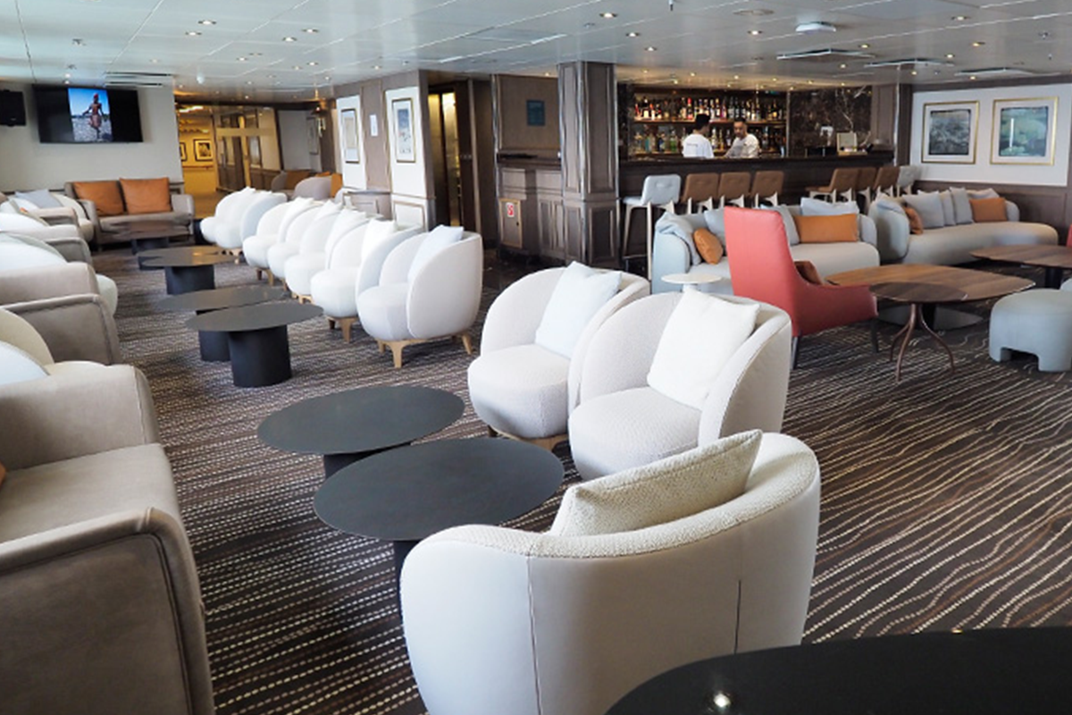 main lounge discoverer plx