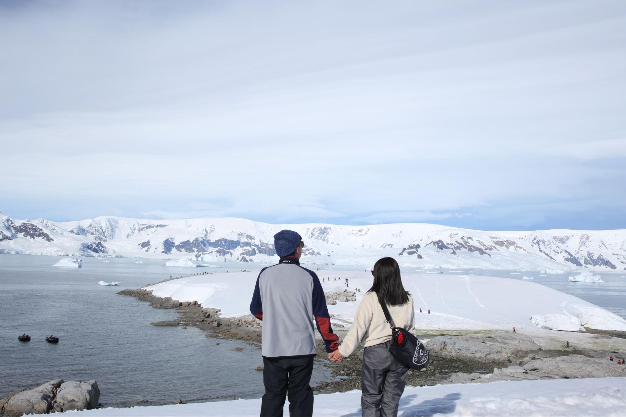 polar latitudes antarctica peninsula travellers couple viewpoint harry tsui 23 24